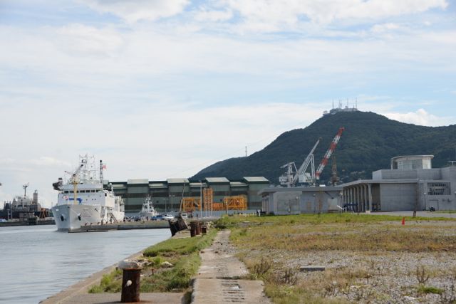おしょろ丸が停泊している港「函館どつく」と「おしょろ丸」と「函館山」