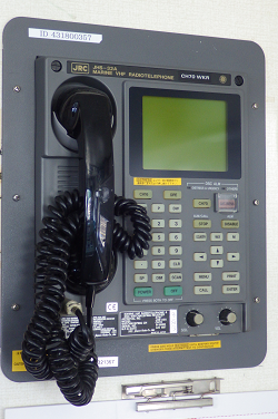 MARINE VHF RADIOTELEPHONE：船上局または陸上局と交信を行う。 