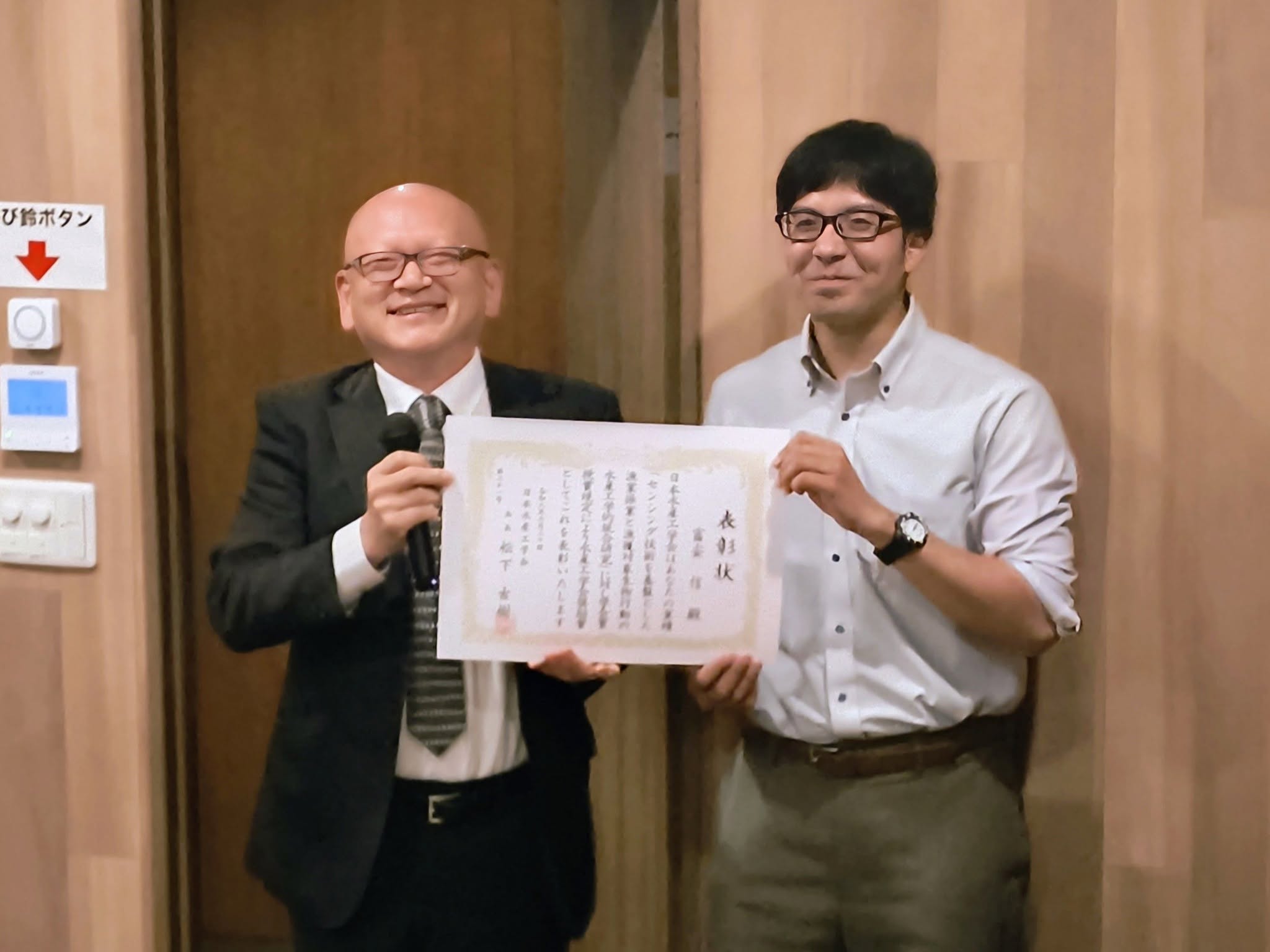 左：日本水産工学会　松下吉樹会長　右：富安先生